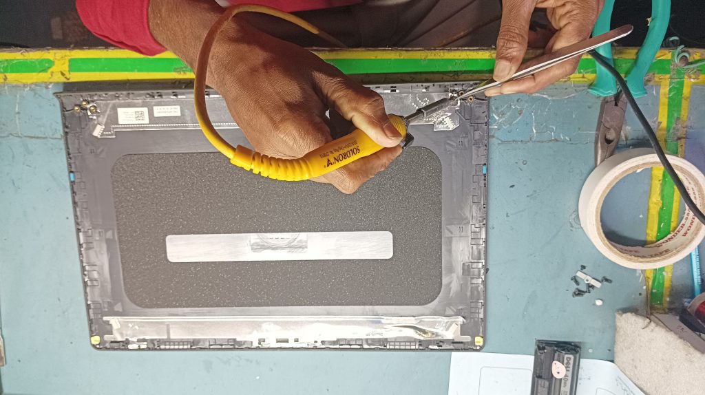 Dell Inspiron 3511, 3520, 3510 & 3515 Hinge Problem – Causes, Warning Signs & Solutions